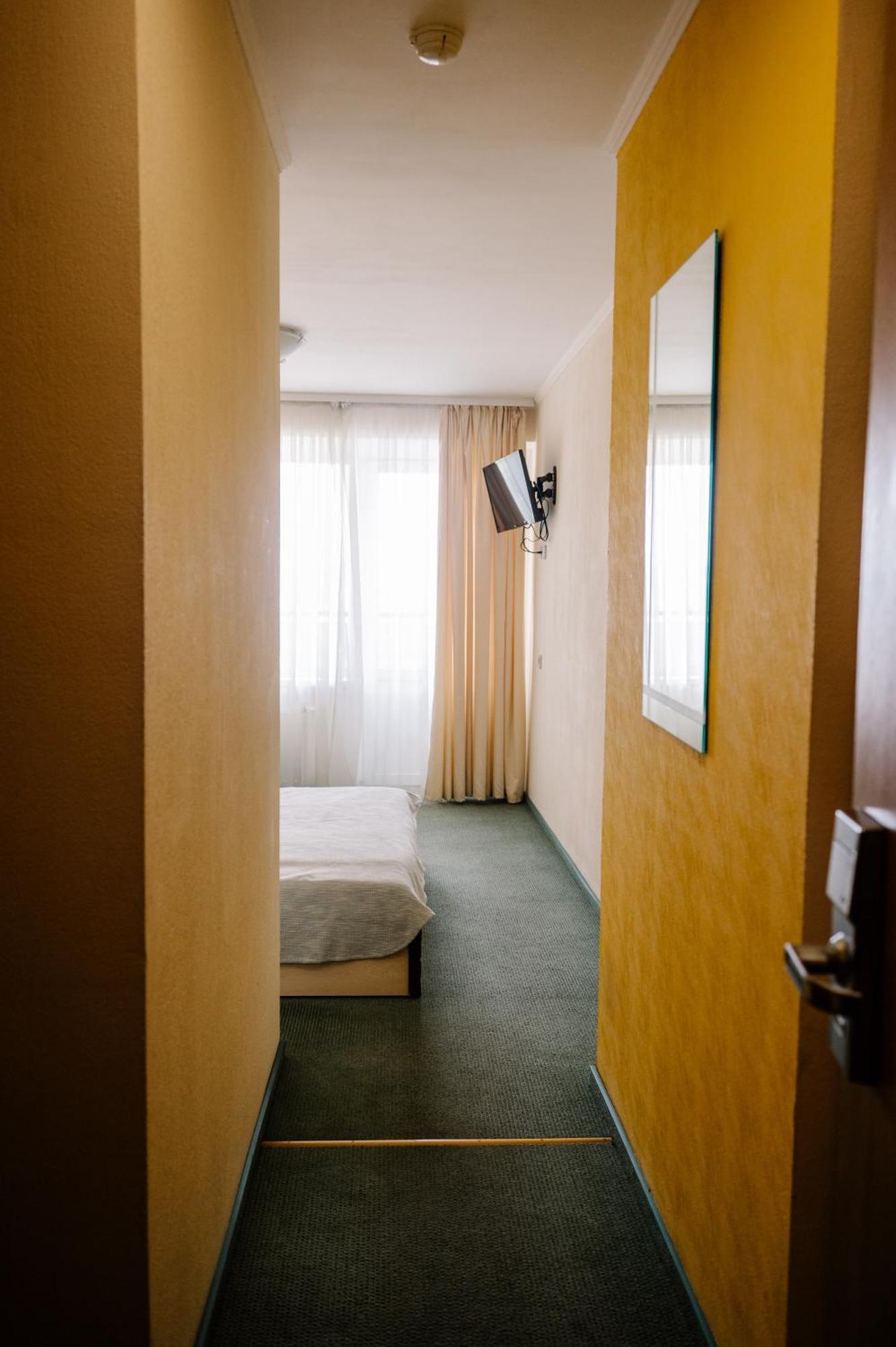 7 Days Hotel Kamyanets-Podilskyi Exterior photo